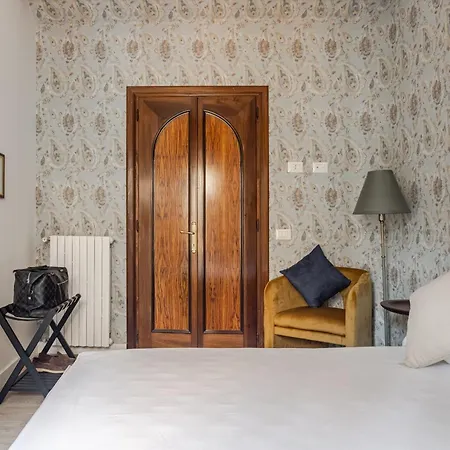 Piazza Di Spagna 2 Bedrooms And 5 Juliet Balcony Roma